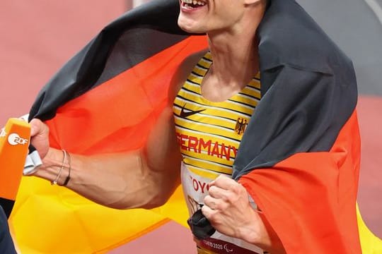 Goldmedaillengewinner Felix Streng jubelt nach dem Rennen mit der deutschen Fahne.