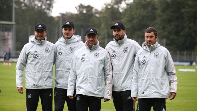 Auftakt beim DFB: Bundestrainer Hansi Flick (M) mit seinen Assistenztrainer Marcus Sorg (l-r) und Danny Röhl, Individualtrainer Mads Buttgereit sowie Torwarttrainer Andreas Kronenberg.