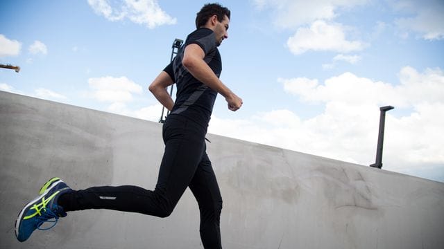 Wenn man - etwa mit Blick auf einen bevorstehenden Wettkampf - den Trainingsumfang in kurzer Zeit deutlich steigert, kann es zu Ermüdungsbrüchen kommen.