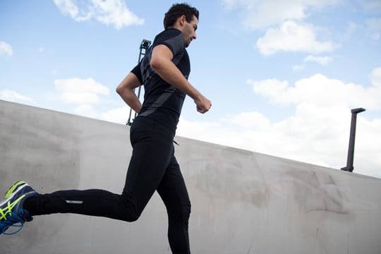 Wenn man - etwa mit Blick auf einen bevorstehenden Wettkampf - den Trainingsumfang in kurzer Zeit deutlich steigert, kann es zu Ermüdungsbrüchen kommen.