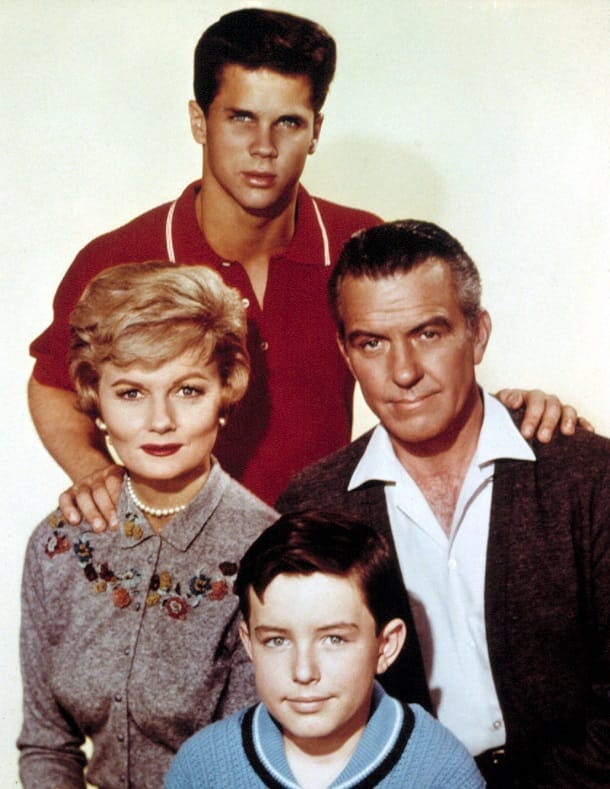 Gemeinsam mit Barbara Billingsley, Hugh Beaumont und Jerry Mathers stand Tony Dow für die Serie "Erwachsen müßte man sein" vor der Kamera.