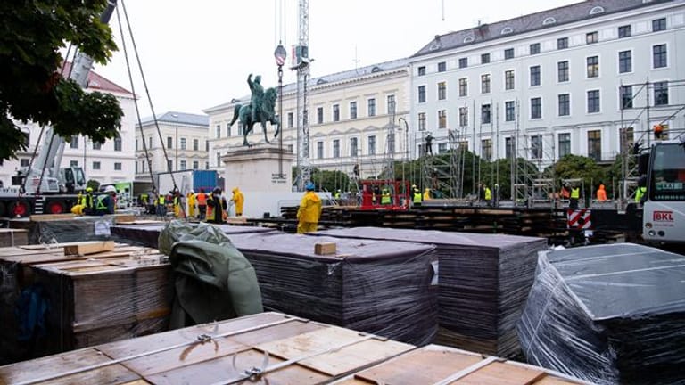 Arbeiter bauen auf dem Wittelsbacherplatz einen Stand