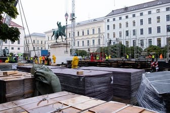 Arbeiter bauen auf dem Wittelsbacherplatz einen Stand