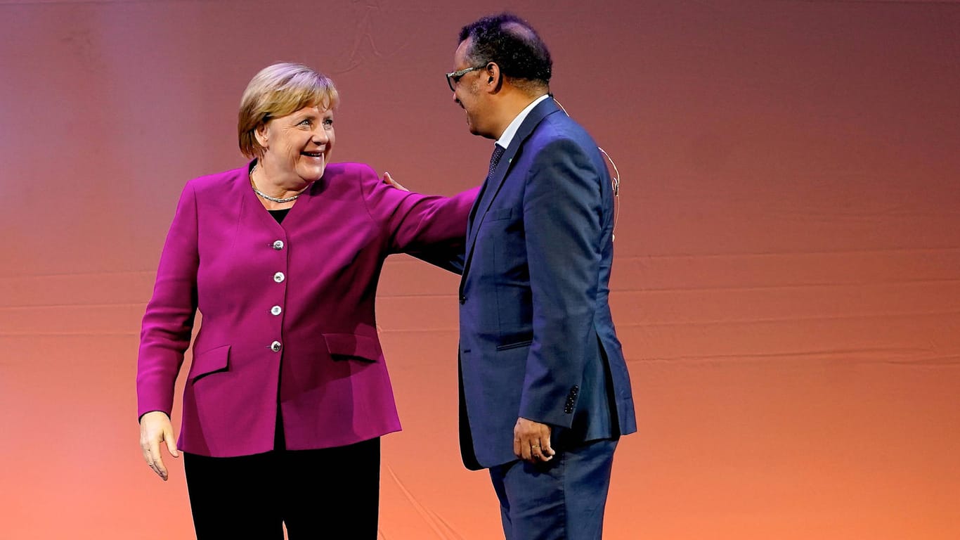 Angela Merkel und WHO-Generaldirektor Tedros Adhanom Ghebreyesus: Die Bundeskanzlerin wird von der Weltgesundheitsorganisation geehrt.