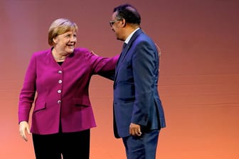 Angela Merkel und WHO-Generaldirektor Tedros Adhanom Ghebreyesus: Die Bundeskanzlerin wird von der Weltgesundheitsorganisation geehrt.