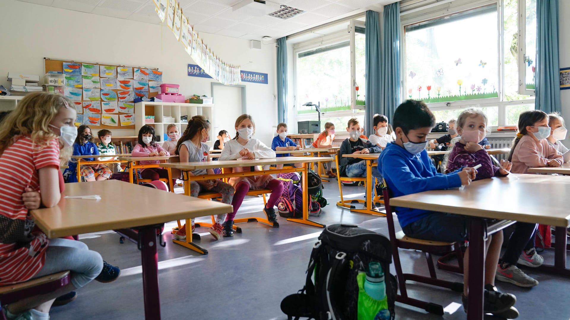 Schülerinnen und Schüler einer Grundschule im Unterricht (Symbolbild): Rund 1,6 Prozent der Schülerschaft in Nordrhein-Westfalen befand sich zuletzt in Quarantäne.