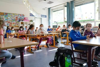 Schülerinnen und Schüler einer Grundschule im Unterricht (Symbolbild): Rund 1,6 Prozent der Schülerschaft in Nordrhein-Westfalen befand sich zuletzt in Quarantäne.
