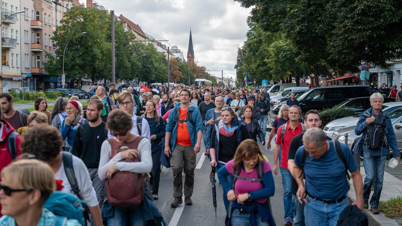 Am Wochenende demonstrierten Hunderte Menschen in Berlin gegen die Corona-Politik: Sie zogen Samstag und Sonntag in mehreren Gruppen durch die Stadt.