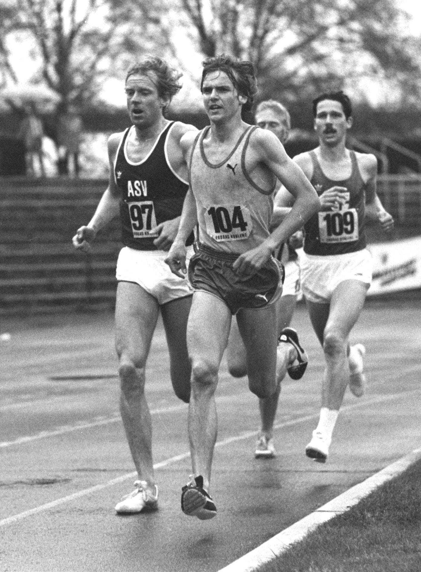 Wolf-Dieter Poschmann trat nicht als Journalist das erste Mal in die Öffentlichkeit, sondern als Sportler. Der gebürtige Kölner war ein Mittelstreckenläufer, nahm sogar an den Deutschen Meisterschaften und an internationalen Wettbewerben teil. Für die Weltspitze reichte es allerdings nicht.