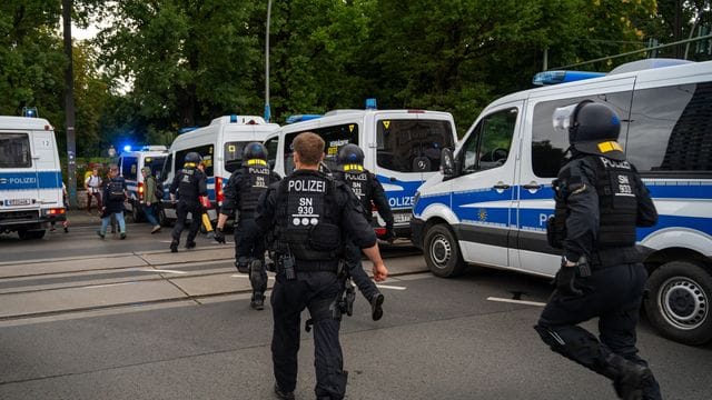 Polizisten rennen Teilnehmern einer Demonstration gegen die Corona-Politik hinterher: Ein Beamter soll sich nicht korrekt verhalten haben.