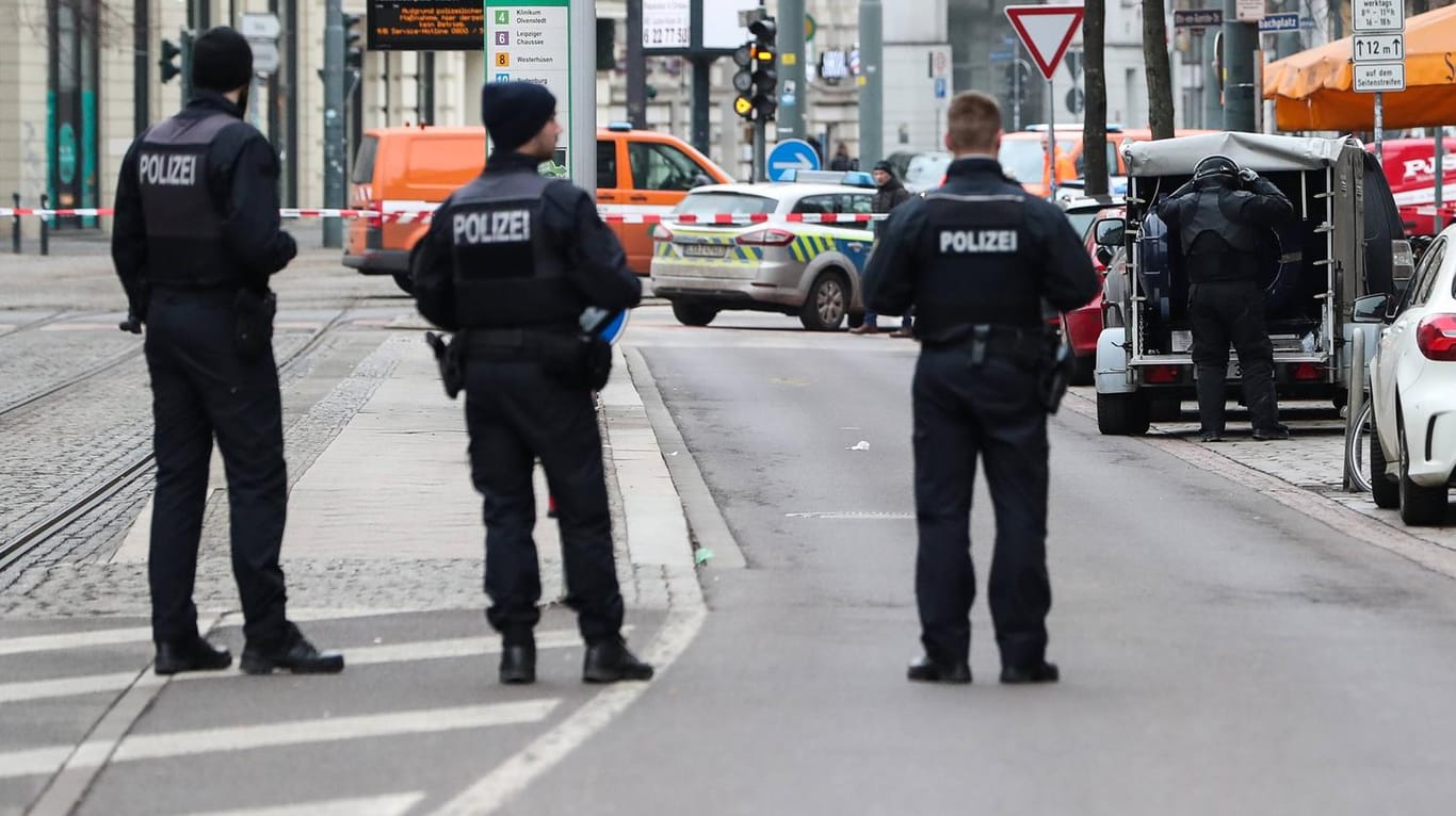 Polizeibeamte und ein Sprengstoffexperte bei einem Einsatz (Symbolbild): In Leipzig häufen sich Sprengungen, bei denen teils Menschen verletzt werden.