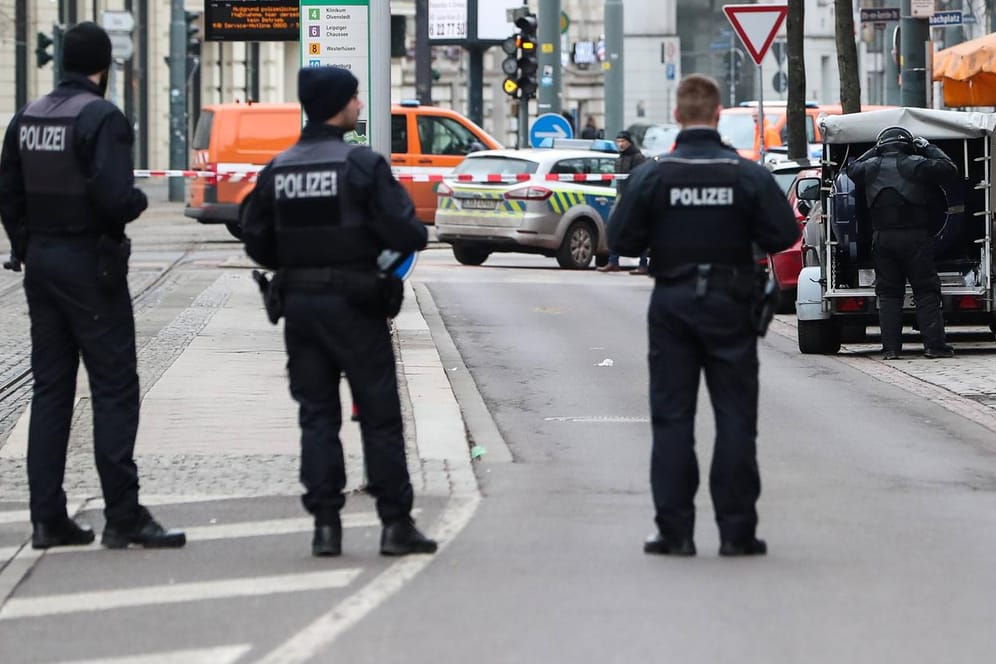 Polizeibeamte und ein Sprengstoffexperte bei einem Einsatz (Symbolbild): In Leipzig häufen sich Sprengungen, bei denen teils Menschen verletzt werden.