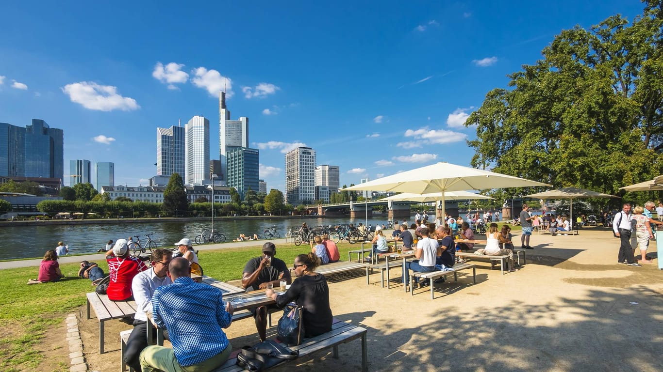 Die Uferpromenade und ein Biergarten am Mainufer (Symbolbild): Wegen der steigenden Corona-Zahlen in Frankfurt soll nun auch in der Außengastronomie die 3G-Regel gelten.