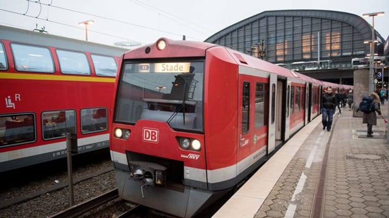 Eine S-Bahn der Linie S3 nach Stade steht im Hamburger Hauptbahnhof (Archivbild): Der Superstreiktag am Montag wirkt sich auch auf den HVV aus.