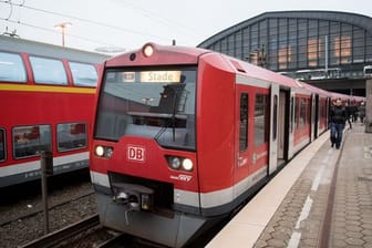 Eine S-Bahn der Linie S3 nach Stade steht im Hamburger Hauptbahnhof (Archivbild): Der Superstreiktag am Montag wirkt sich auch auf den HVV aus.