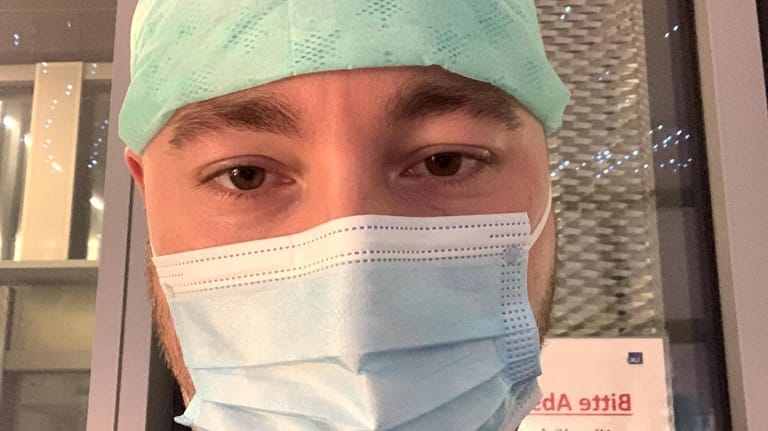 Intensivpfleger Daniel Gravanis trägt Maske: Er empfindet die Umstände auf den Intensivstationen als nicht menschenwürdig.