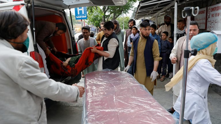 Vor einem Krankenhaus in Kabul: Die WHO konnte erstmals seit zwei Wochen medizinisches Material nach Afghanistan fliegen.