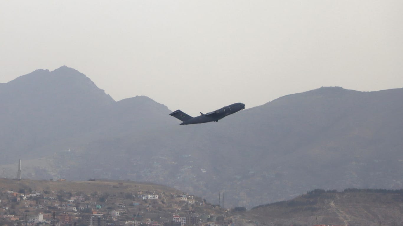 Ein US-Militärflugzeug startet am Montag vom Flughafen Kabul - einer der letzten Flüge. Kurz vor Mitternacht verließen die letzten US-Soldaten Afghanistan.