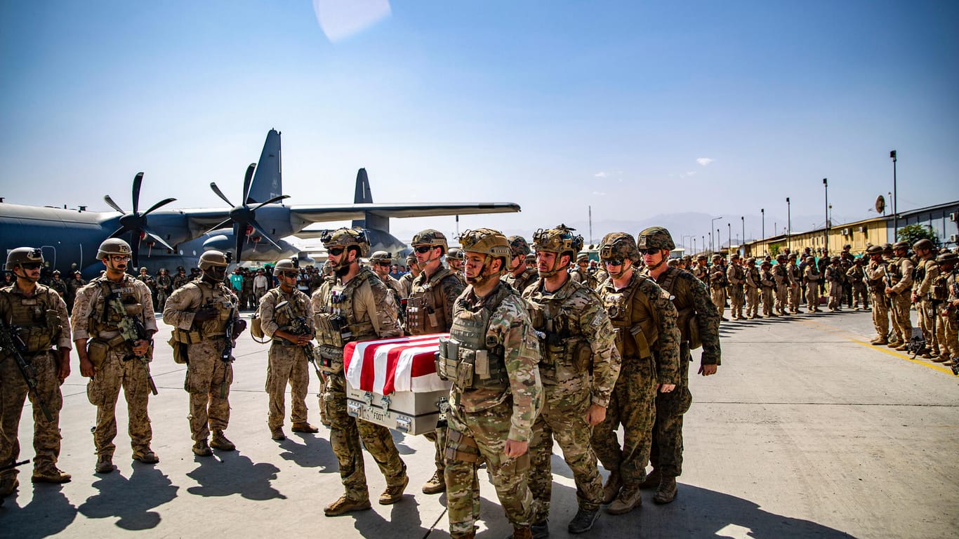 US-Soldaten tragen auf dem Flughafen von Kabul Särge ihrer bei dem jüngsten Terroranschlag ermordeten Kameraden.