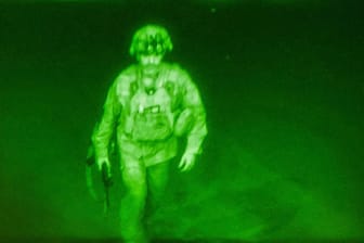US-Major General Chris Donahue geht an Bord eines US-C-17-Transporters. Er ist der letzte Soldat, der Afghanistan verlassen hat.