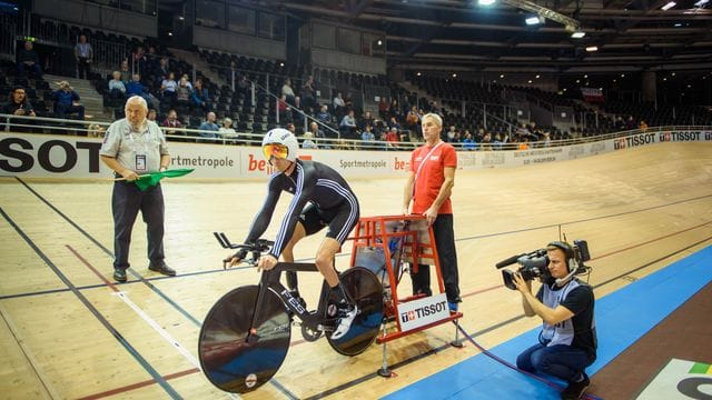 Paracyclist Michael Teuber beim Stundenweltrekordversuches auf der Radrennbahn im Berliner Velodrom.