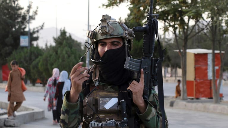 Taliban mit Ausrüstung des US-Militärs: Die Islamisten konnten zahlreiche westliche Waffensysteme erobern.