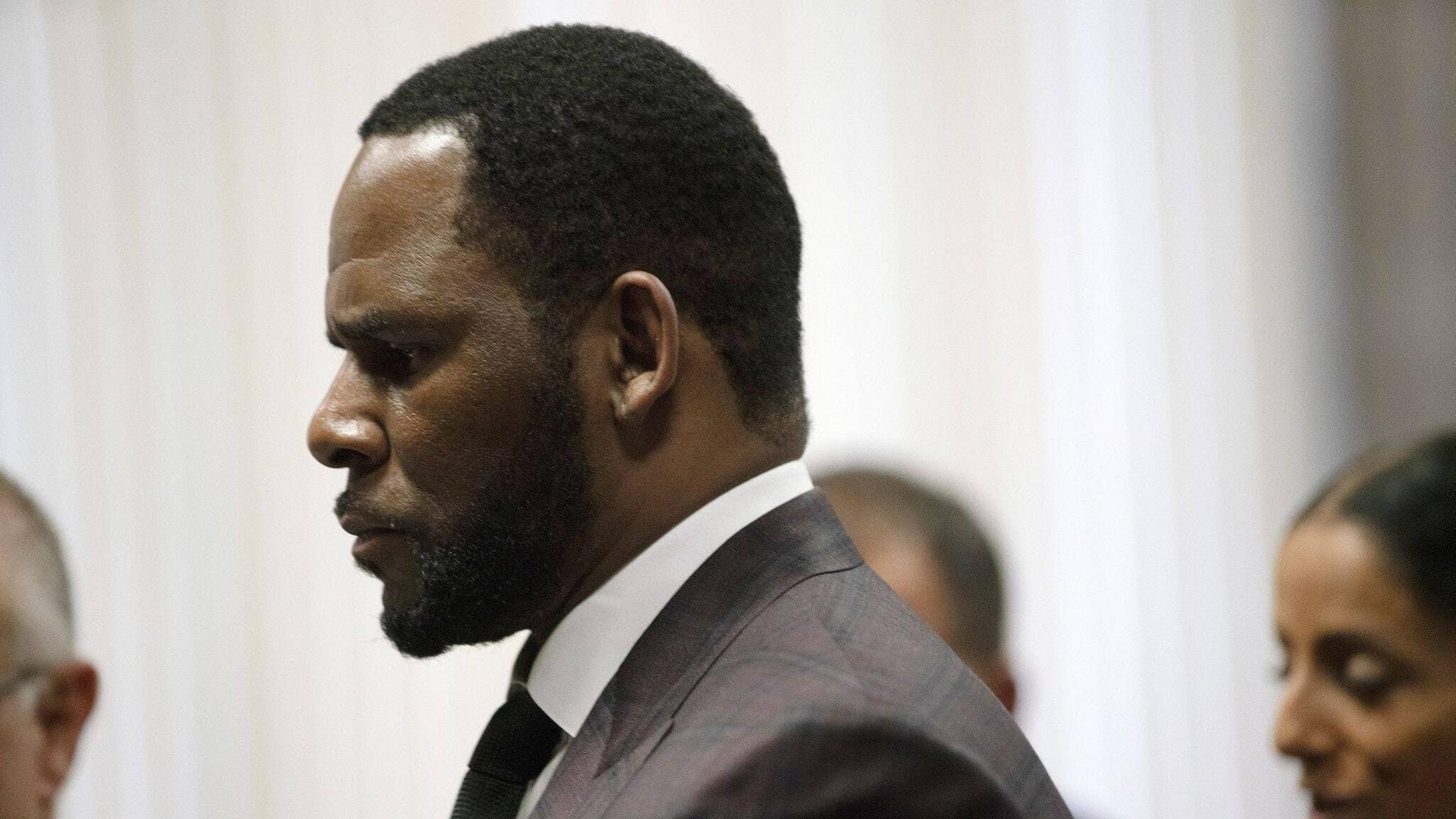 Der US-amerikanische Sänger R. Kelly bei einem Gerichtstermin (Archivbild): Gegen ihn hat jetzt auch ein Mann ausgesagt.