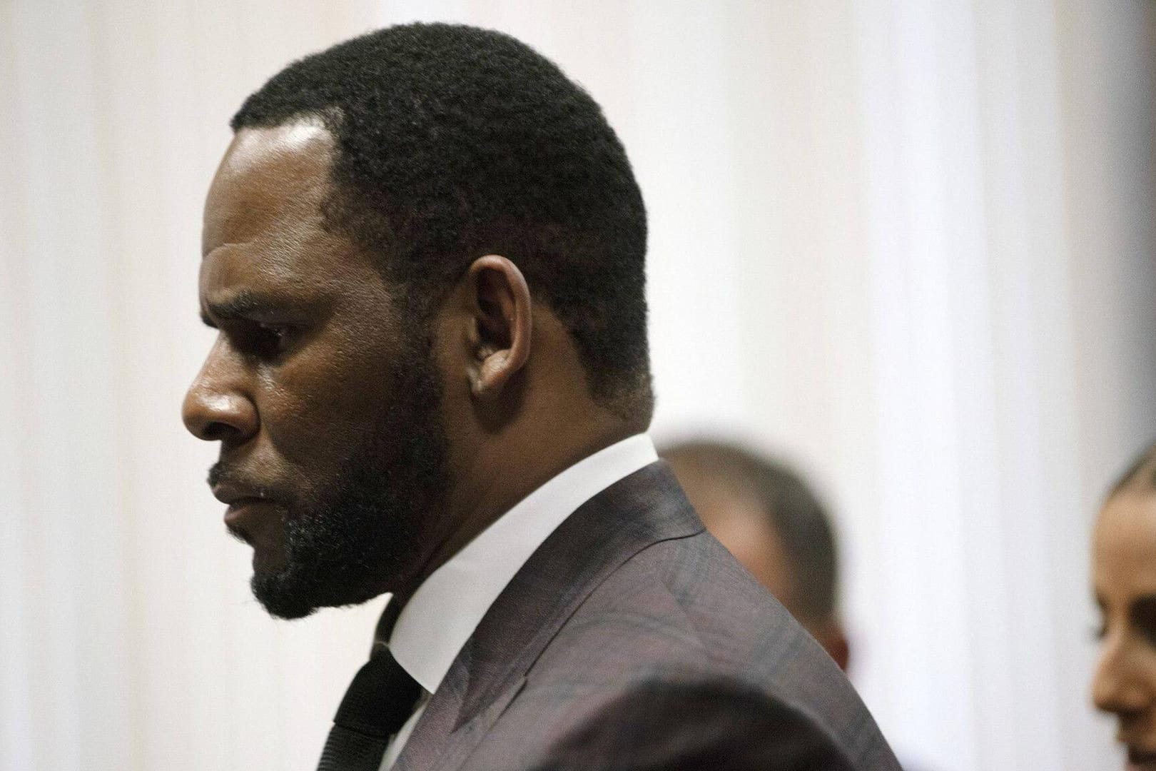 Der US-amerikanische Sänger R. Kelly bei einem Gerichtstermin (Archivbild): Gegen ihn hat jetzt auch ein Mann ausgesagt.