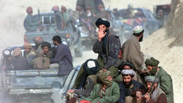 Taliban-Kämpfer: Die Islamisten rückten vor allem mit Pick-ups, Motorrädern und Maschinengewehren vor.