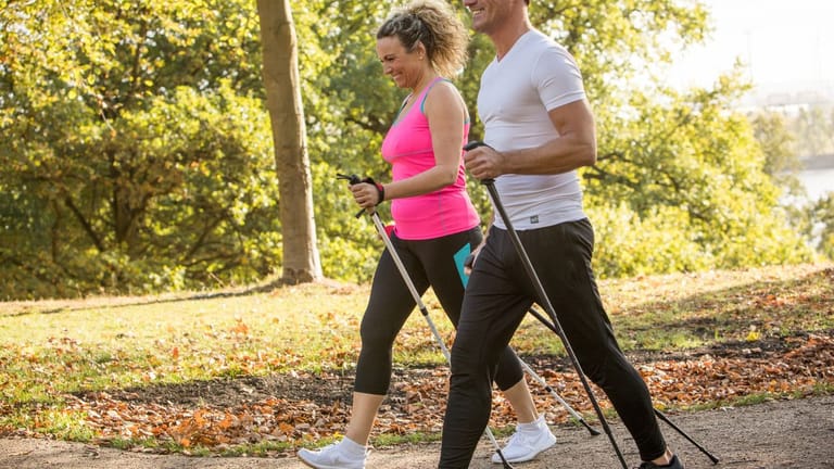 Ausdauertraining: Nordic Walking ist eine rückenschonende Alternative zum Joggen.