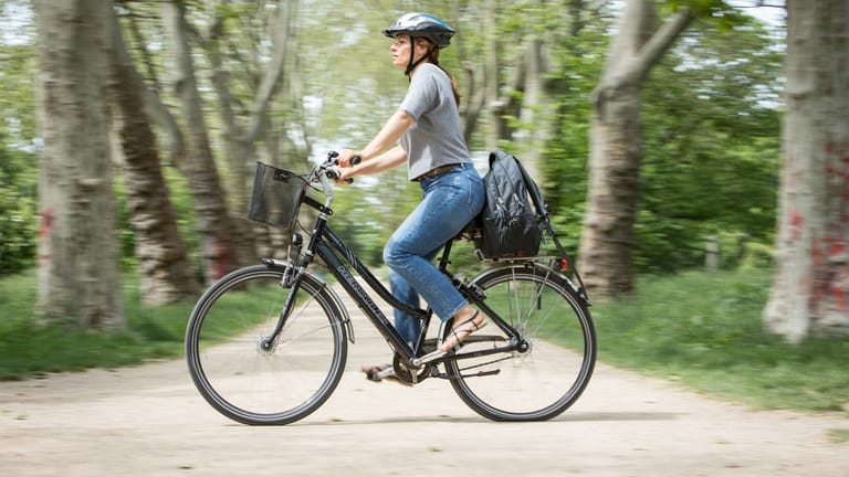 Damit das Radfahren keine Rückenbeschwerden verursacht, muss die Höhe von Rahmen, Lenker und Sattel zur Körpergröße passen.