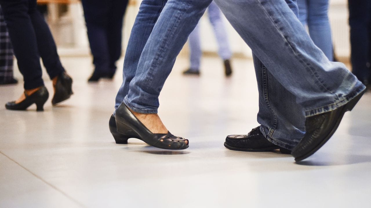 Schwingt das Tanzbein! Mit Blick auf die Rückengesundheit ist Tanzen praktisch immer zu empfehlen.