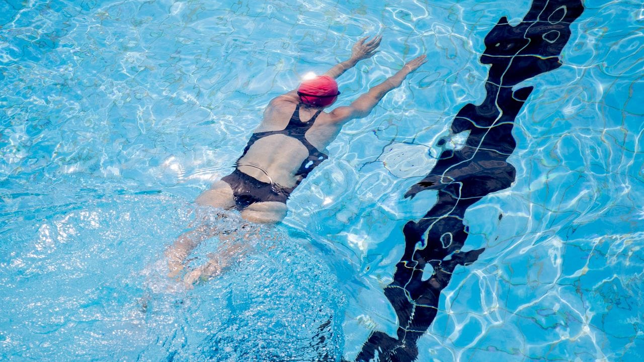 Beim Schwimmen ist der Auftrieb im Wasser entlastend für den Körper.