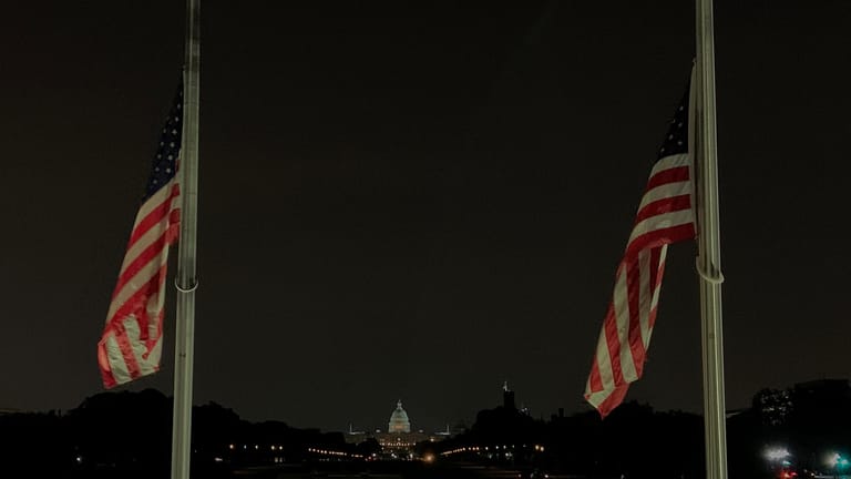 Halbmast am Washington Memorial