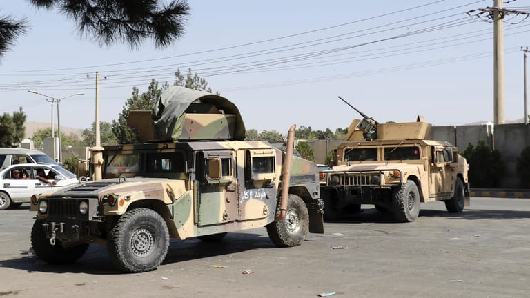 Kabul: Vor dem Flughafen sitzen Taliban in amerikanischen Humvees.