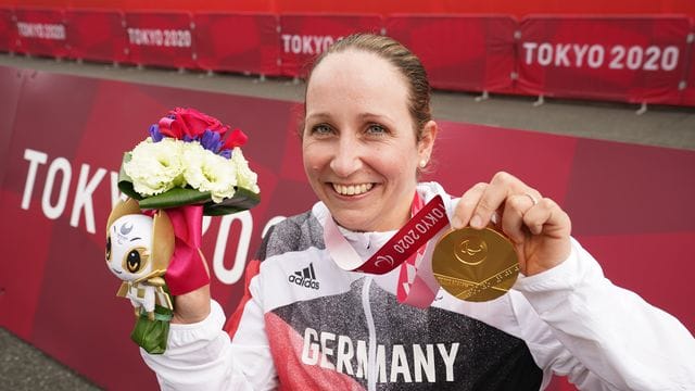 Nach ihrem Sieg strahlt Annika Zeyen mit ihrer Goldmedaille.