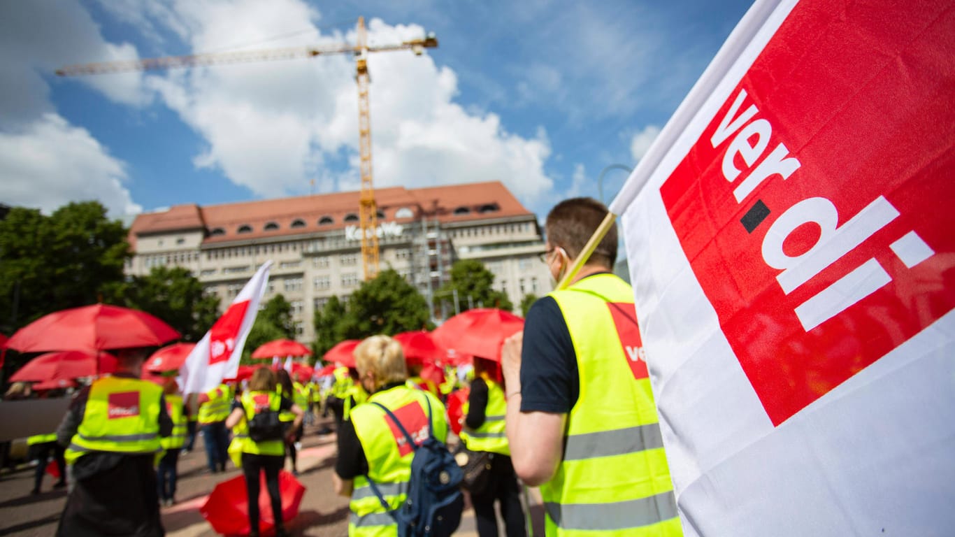 Teilnehmende einer Streikkundgebung auf dem Wittenbergplatz in Berlin (Archivbild): Erneut wurden die Beschäftigten aufgerufen, die Arbeit niederzulegen.