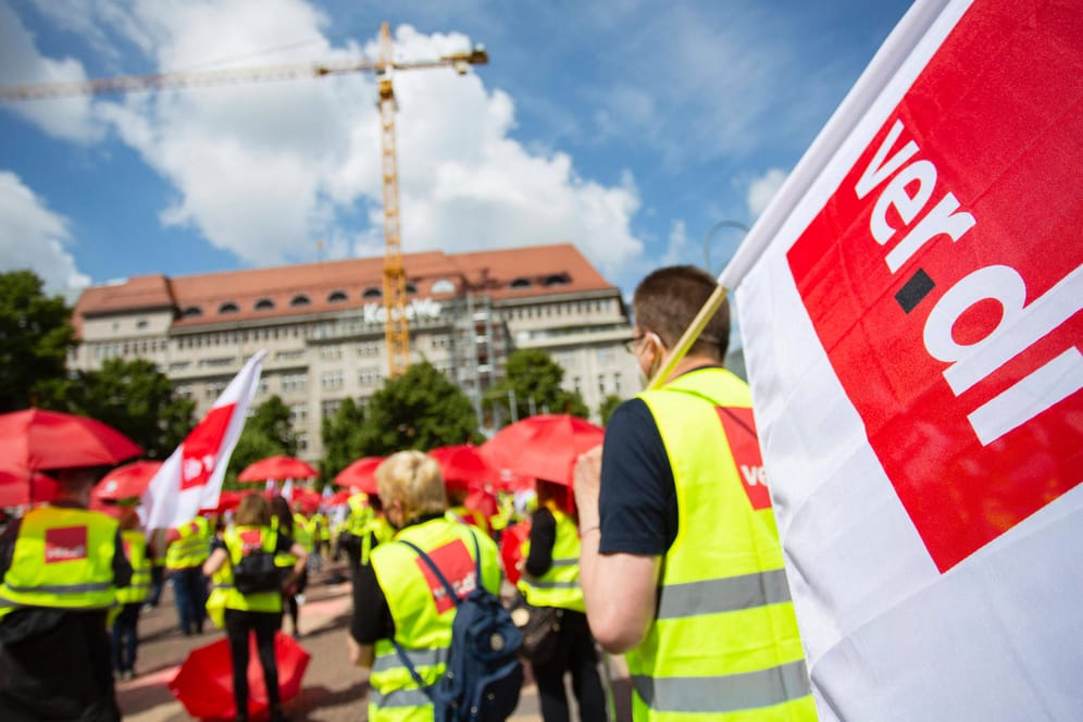 Teilnehmende einer Streikkundgebung auf dem Wittenbergplatz in Berlin (Archivbild): Erneut wurden die Beschäftigten aufgerufen, die Arbeit niederzulegen.