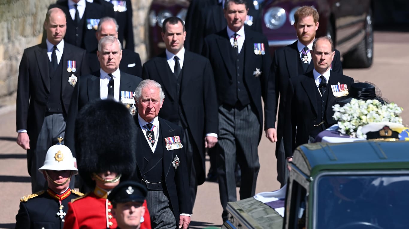 Großbritannien, Windsor: Charles, Prinz von Wales, geht hinter dem Sarg seines Vaters Prinz Philip, der mit seiner persönlichen Standarte bedeckt ist, gefolgt von Prinz Andrew, Herzog von York, Prinz William, Herzog von Cambridge und Prinz Harry, Herzog von Sussex.