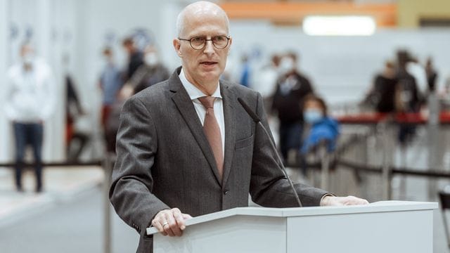 Peter Tschentscher (Archivbild): Er ist der Meinung, dass die neue Regelung viele Impfanreize schaffe.