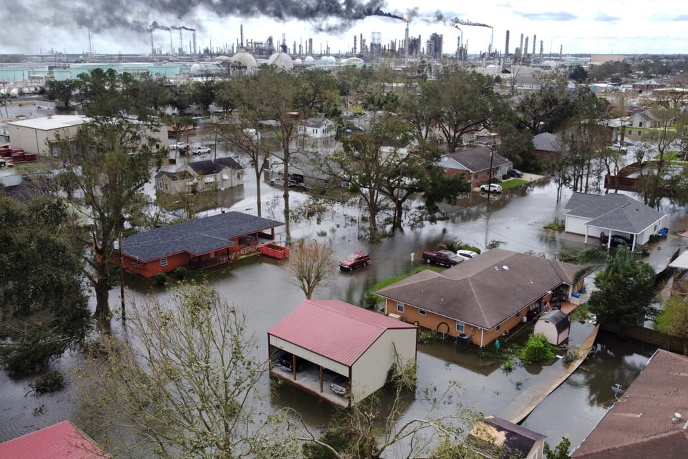 Verwüstung nach "Ida": Auf dem Gelände einer Raffinerie in Louisiana steht Hochwasser.