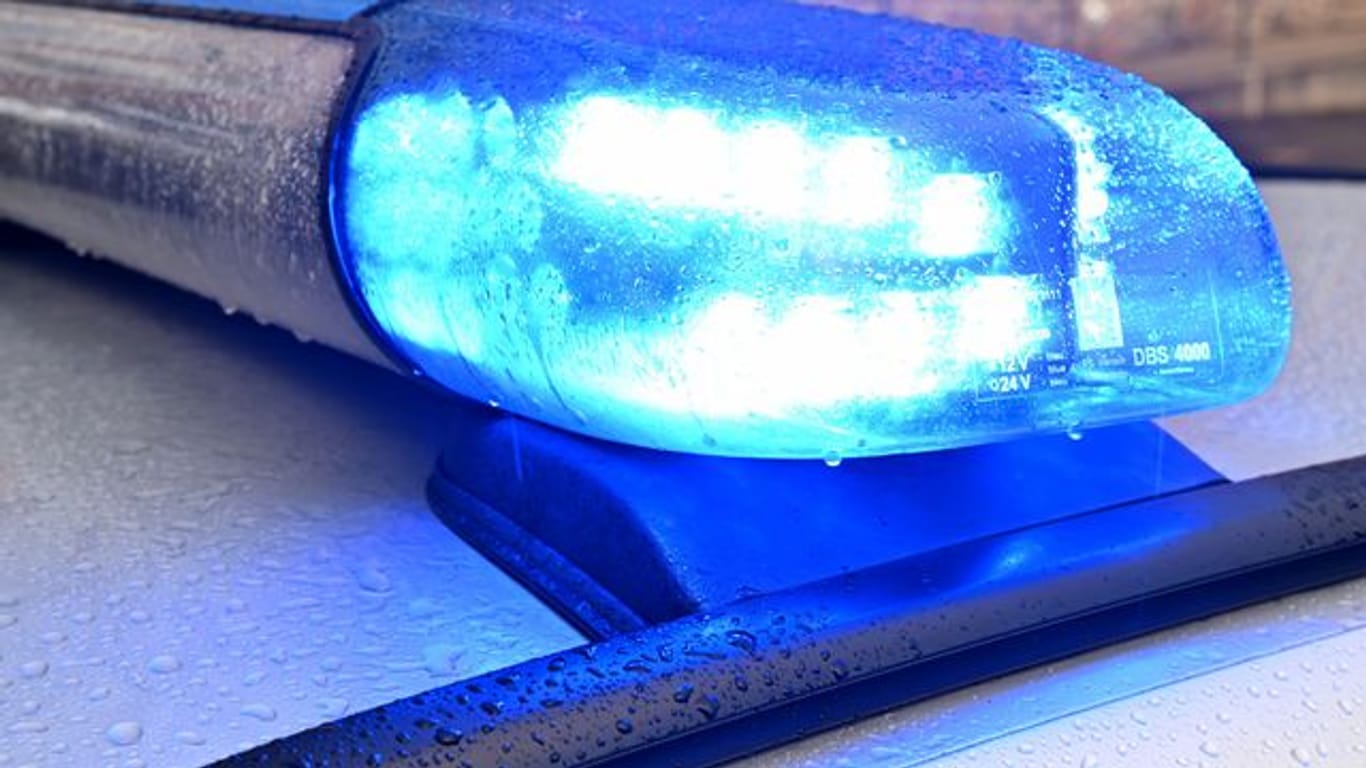 Ein Streifenwagen mit eingeschaltetem Blaulicht