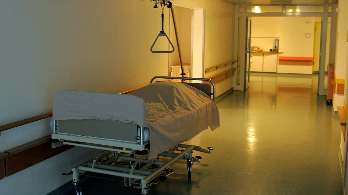 Leeres Bett in einem Krankenhaus (Symbolbild): Nach dem schweren Verkehrsunfall mit einem PKW stirbt der Motorradfahrer im Krankenhaus.
