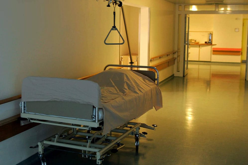 Leeres Bett in einem Krankenhaus (Symbolbild): Nach dem schweren Verkehrsunfall mit einem PKW stirbt der Motorradfahrer im Krankenhaus.