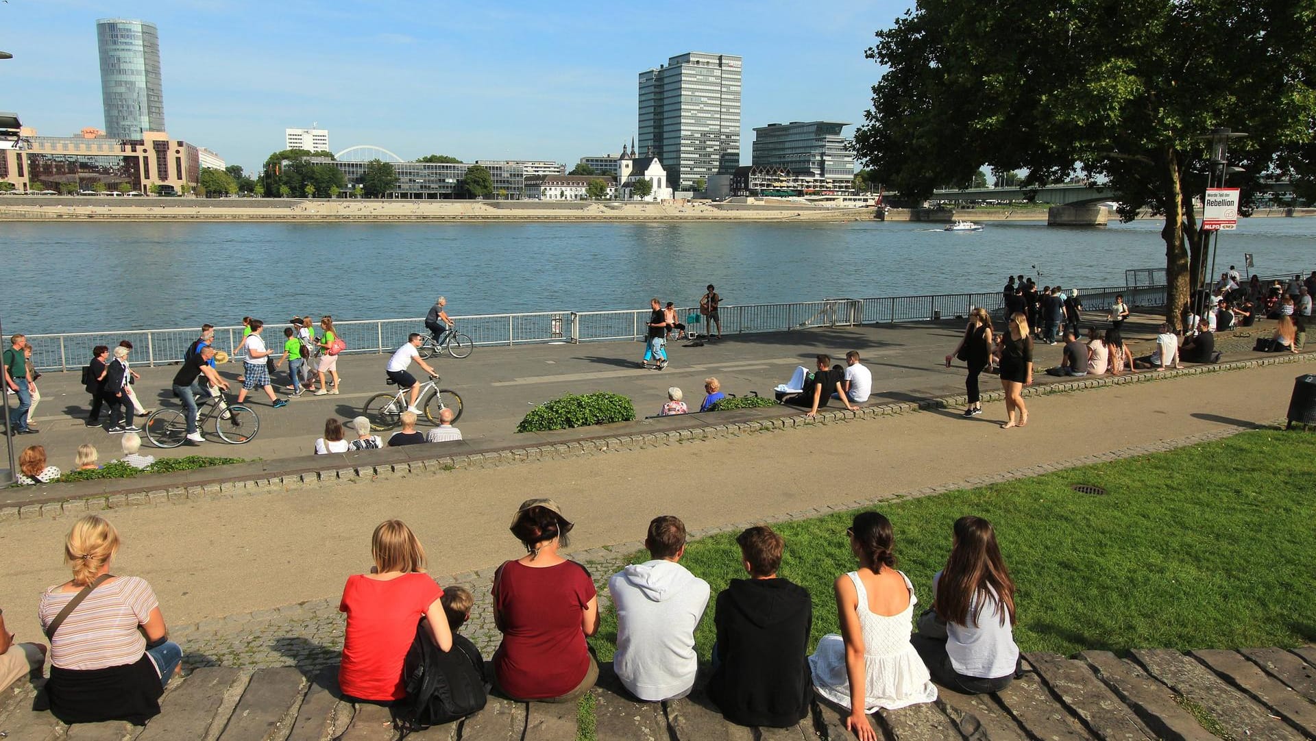 Menschen genießen die Sonne am Rheinufer in Köln: Hier werden es noch einmal bis zu 26 Grad (Symbolbild). Menschen genießen die Sonne am Rheinufer in Köln: Hier werden es noch einmal bis zu 26 Grad (Symbolbild).