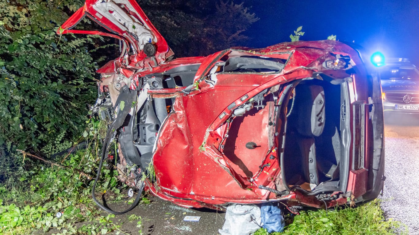 Das Wrack des verunglückten Autos wird nach dem Unfall geborgen: Bei einem Zusammenstoß mit einem Baum im Kreis Karlsruhe sind zwei 19-Jährige lebensgefährlich verletzt worden.