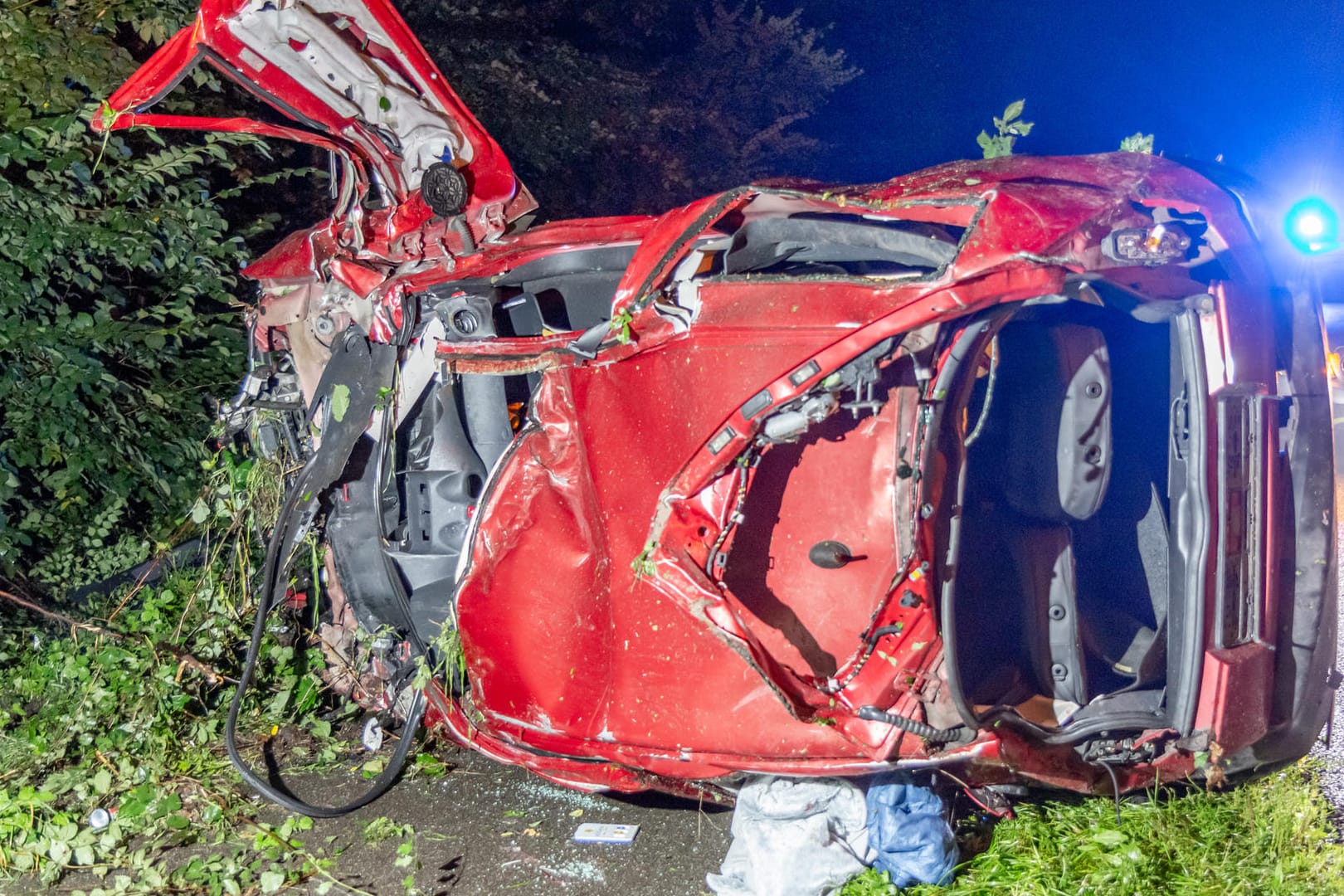 Das Wrack des verunglückten Autos wird nach dem Unfall geborgen: Bei einem Zusammenstoß mit einem Baum im Kreis Karlsruhe sind zwei 19-Jährige lebensgefährlich verletzt worden.