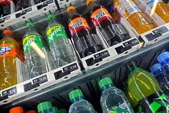 Ein Automat voller Limo: Eine Abgabe auf Zucker könnte zu einer gesünderen Ernährung führen, meinen die Verbraucherzentralen.