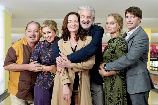 Wie in alten Zeiten treffen sich Carlo (Jürgen Tarrach, l-r), Carola (Susanne Schäfer), Tina (Natalia Wörner), Frank (Dominic Raacke), Sabrina (Catherine Flemming) und Olaf (Bruno Eyron) auf der Bowlingbahn.