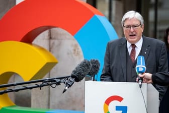Jörg Steinbach (SPD), Minister für Wirtschaft, Arbeit und Energie des Landes Brandenburg, spricht anlässlich der Vorstellung des Investitionsplans für Google Deutschland vor der Hauptstadtrepräsentanz von Google in Berlin-Mitte.